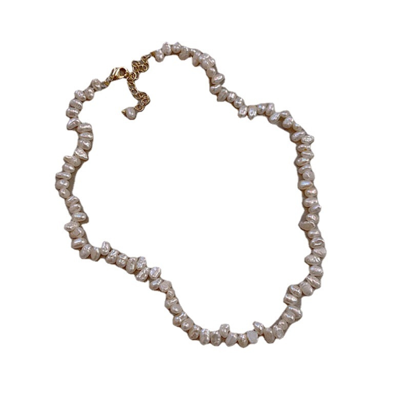 Édesvízi gyöngyökből készült nyaklánc, különleges alakú gyönggyel, ötvözetes lánccal; medál gyöngyből