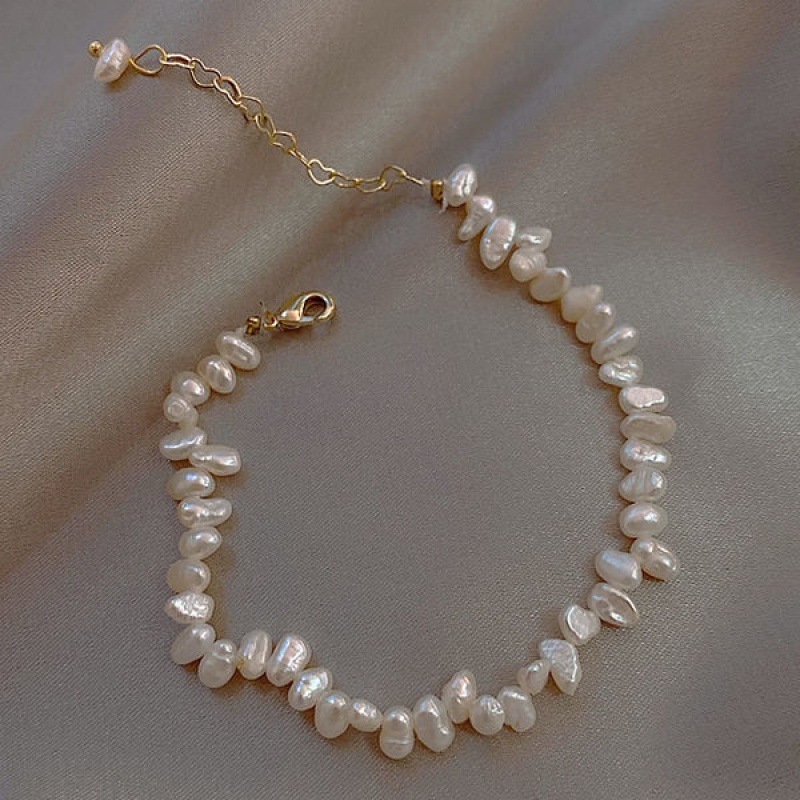 Édesvízi gyöngyökből készült nyaklánc, különleges alakú gyönggyel, ötvözetes lánccal; medál gyöngyből