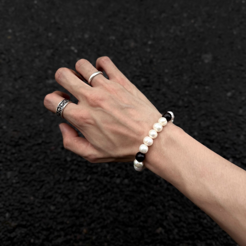 Narukvica od prirodnih slatkovodnih bisera i kristala tigrovog oka – ručno izrađena, unisex, minimalistički dizajn – Crystal Wing