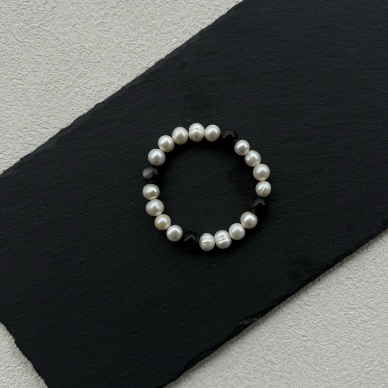 Narukvica od prirodnih slatkovodnih bisera i kristala tigrovog oka – ručno izrađena, unisex, minimalistički dizajn – Crystal Wing