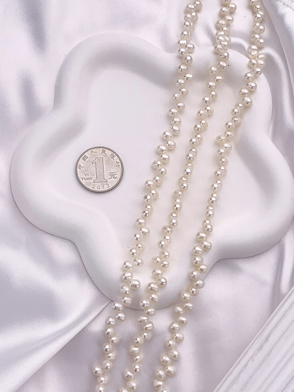 Χάντρες: φυσικά μαργαριτάρια γλυκού νερού σε ρύζι σχήμα, συμμετρικός σχεδιασμός με 37 και 28 οπές, σχέδιο σε σχήμα σιταριού