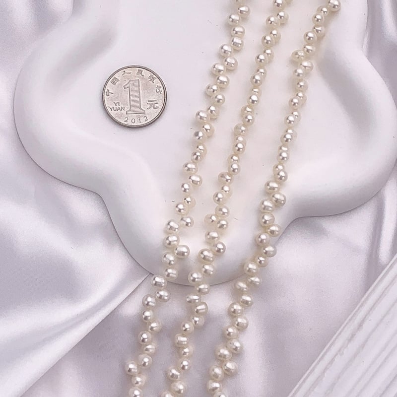 Χάντρες: φυσικά μαργαριτάρια γλυκού νερού σε ρύζι σχήμα, συμμετρικός σχεδιασμός με 37 και 28 οπές, σχέδιο σε σχήμα σιταριού