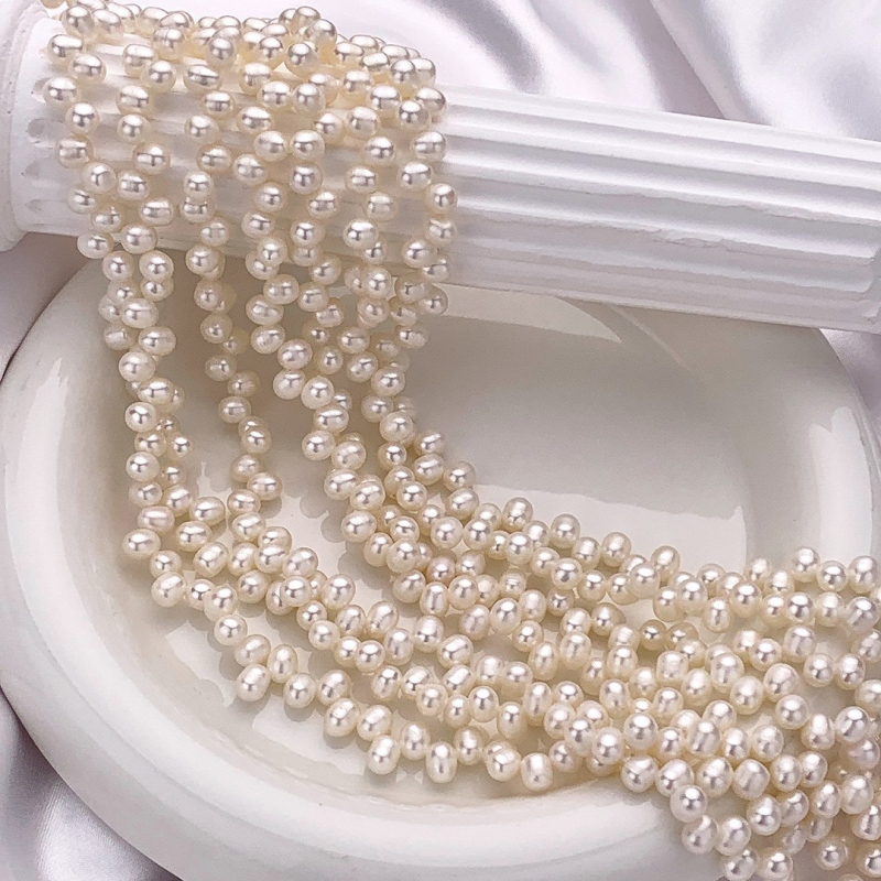 Χάντρες: φυσικά μαργαριτάρια γλυκού νερού σε ρύζι σχήμα, συμμετρικός σχεδιασμός με 37 και 28 οπές, σχέδιο σε σχήμα σιταριού