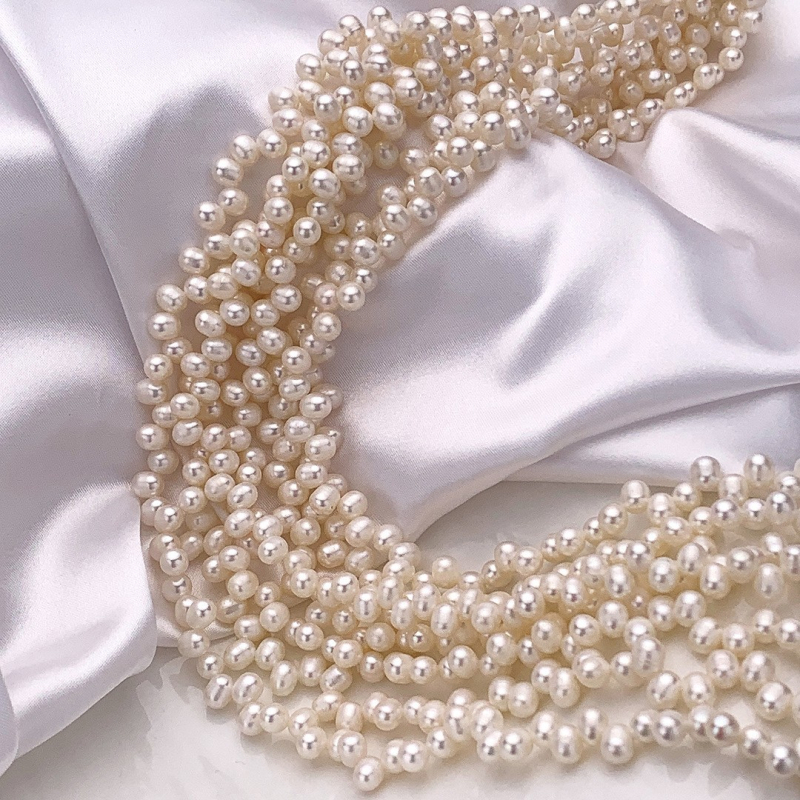 Χάντρες: φυσικά μαργαριτάρια γλυκού νερού σε ρύζι σχήμα, συμμετρικός σχεδιασμός με 37 και 28 οπές, σχέδιο σε σχήμα σιταριού