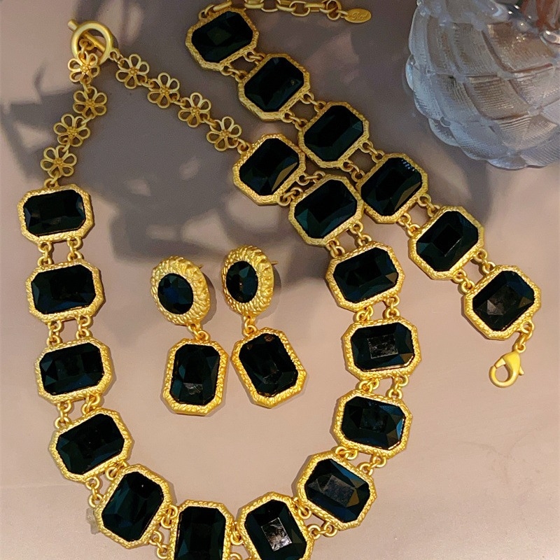 Retro geometrijski set ogrlice i naušnica od metala s geometrijskim kamenjem, originalni dizajn.