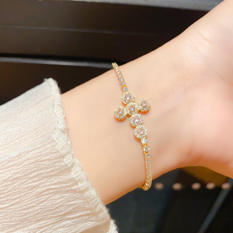 Narukvica od cirkona s geometrijskim kružnim križem — lagani luksuz, postava cirkonija, Yueli Jewelry Factory