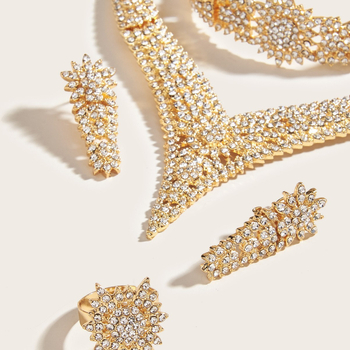 Set de bijuterii pentru femei – pietre în formă de V, zirconii, aliaj de zinc, electroplacare, pandant din cupru; include colier, cercei și inel