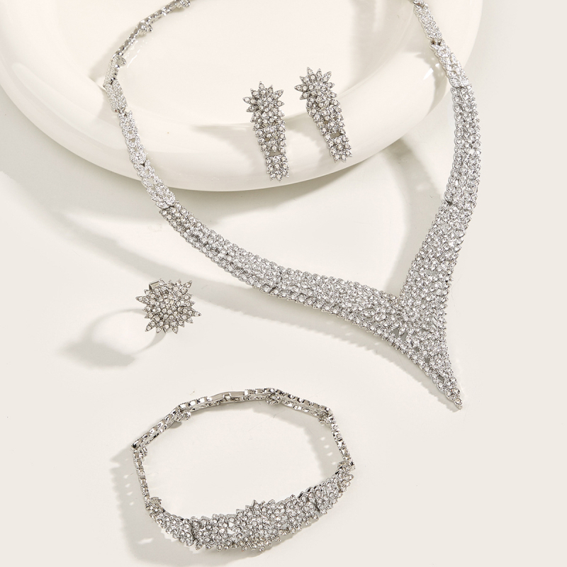 Set de bijuterii pentru femei – pietre în formă de V, zirconii, aliaj de zinc, electroplacare, pandant din cupru; include colier, cercei și inel