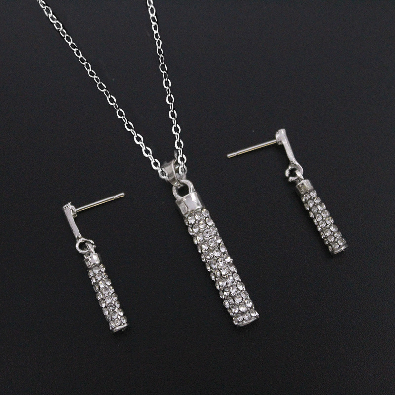 Set bijuterii: colier cilindric și cercei cu strasuri și aspect diamant, aliaj, lanț lamă, lungime reglabilă, pandantiv căzător, personalizare disponibilă