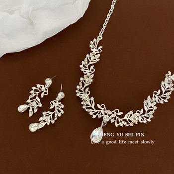 Geometriai mintázatú nyaklánc ötvözetből, elektroplatírozás, 41–50 cm hosszú, szabályos lánc (Anyag: ötvözet; Bevonat: elektroplatírozás; Forma: geometriai; Lánc hossza: 41–50 cm; Lánctípus: szabályos)