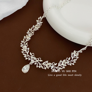 Geometriai mintázatú nyaklánc ötvözetből, elektroplatírozás, 41–50 cm hosszú, szabályos lánc (Anyag: ötvözet; Bevonat: elektroplatírozás; Forma: geometriai; Lánc hossza: 41–50 cm; Lánctípus: szabályos)