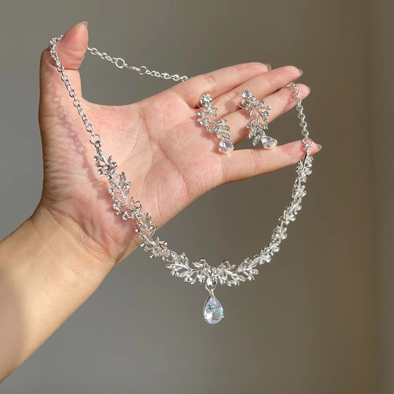 Geometriai mintázatú nyaklánc ötvözetből, elektroplatírozás, 41–50 cm hosszú, szabályos lánc (Anyag: ötvözet; Bevonat: elektroplatírozás; Forma: geometriai; Lánc hossza: 41–50 cm; Lánctípus: szabályos)