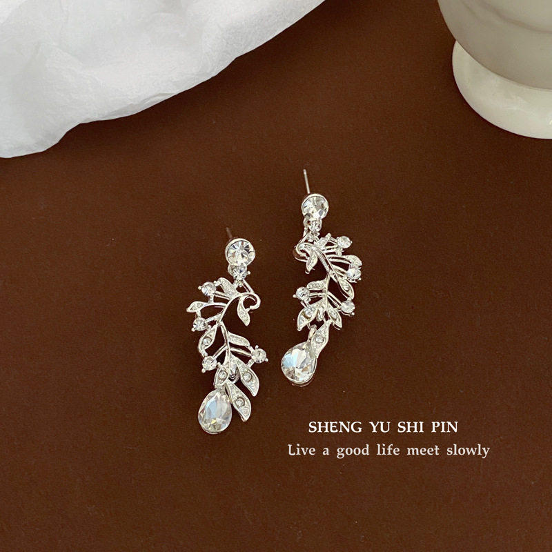 Geometriai mintázatú nyaklánc ötvözetből, elektroplatírozás, 41–50 cm hosszú, szabályos lánc (Anyag: ötvözet; Bevonat: elektroplatírozás; Forma: geometriai; Lánc hossza: 41–50 cm; Lánctípus: szabályos)