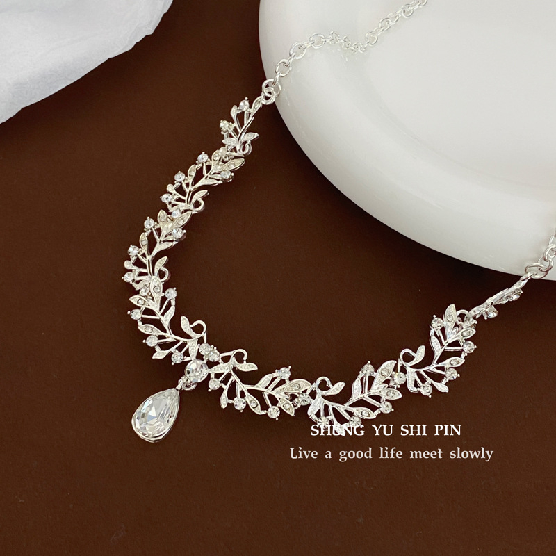 Geometriai mintázatú nyaklánc ötvözetből, elektroplatírozás, 41–50 cm hosszú, szabályos lánc (Anyag: ötvözet; Bevonat: elektroplatírozás; Forma: geometriai; Lánc hossza: 41–50 cm; Lánctípus: szabályos)