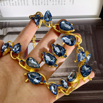 Geometriai mintázatú nyaklánc műkristállyal, gyémánt-fényezéssel, kulcscsonti lánccal, műkristály medállal