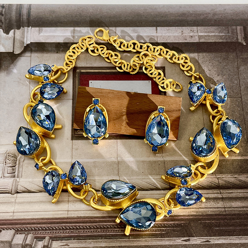 Geometriai mintázatú nyaklánc műkristállyal, gyémánt-fényezéssel, kulcscsonti lánccal, műkristály medállal