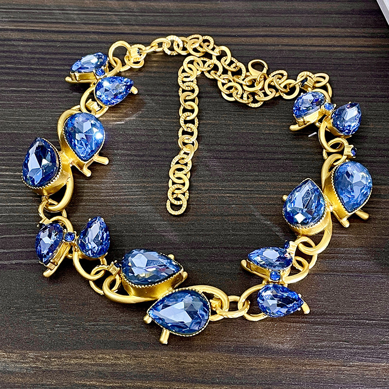 Geometriai mintázatú nyaklánc műkristállyal, gyémánt-fényezéssel, kulcscsonti lánccal, műkristály medállal