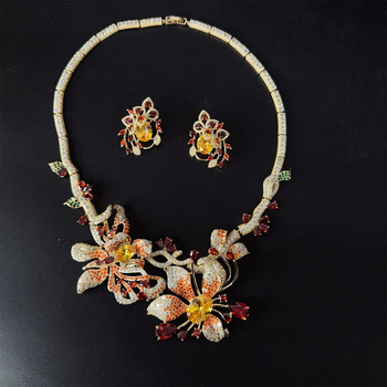 Set nakita: ogrlica i naušnice s cirkonijem, ugradnja cirkonija, uvijeni lančić, privjesak od legure, cvjetni motiv