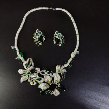 Set nakita: ogrlica i naušnice s cirkonijem, ugradnja cirkonija, uvijeni lančić, privjesak od legure, cvjetni motiv
