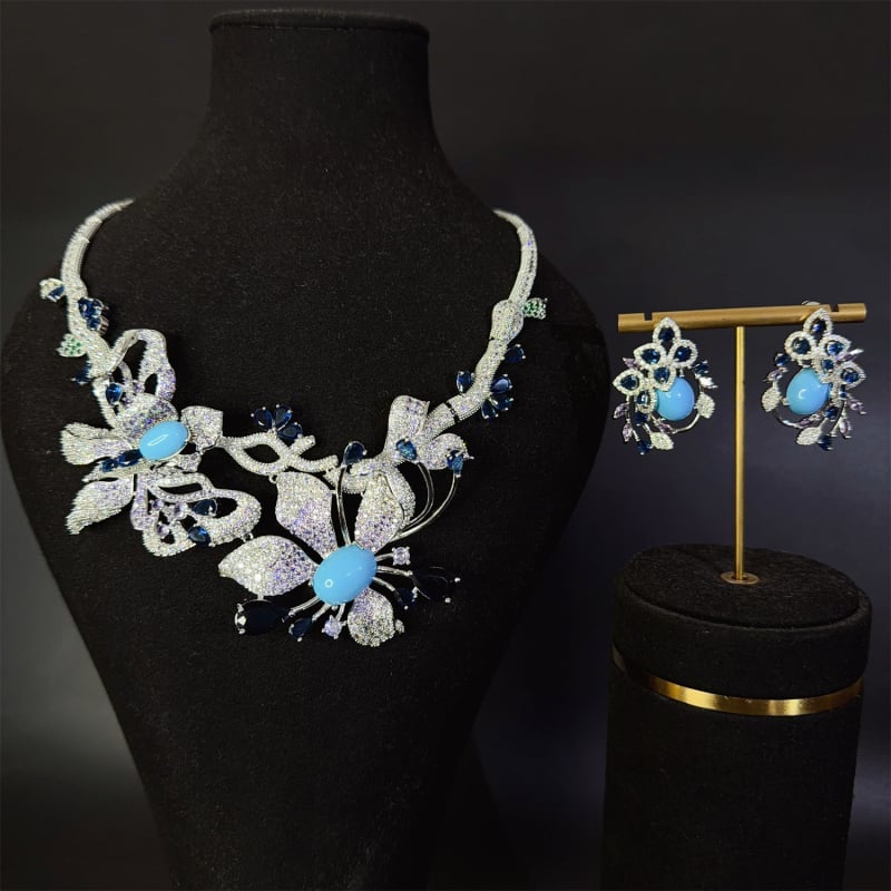 Set nakita: ogrlica i naušnice s cirkonijem, ugradnja cirkonija, uvijeni lančić, privjesak od legure, cvjetni motiv