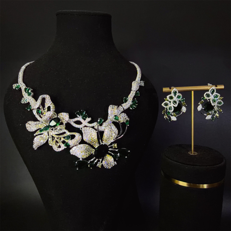 Set nakita: ogrlica i naušnice s cirkonijem, ugradnja cirkonija, uvijeni lančić, privjesak od legure, cvjetni motiv