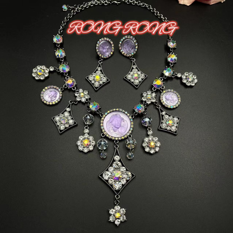 Srednjovjekovni retro set nakita: naušnice i ogrlica od legure, diamantna obrada, običan lanac, motiv Ljubav / kapljice vode / zvono
