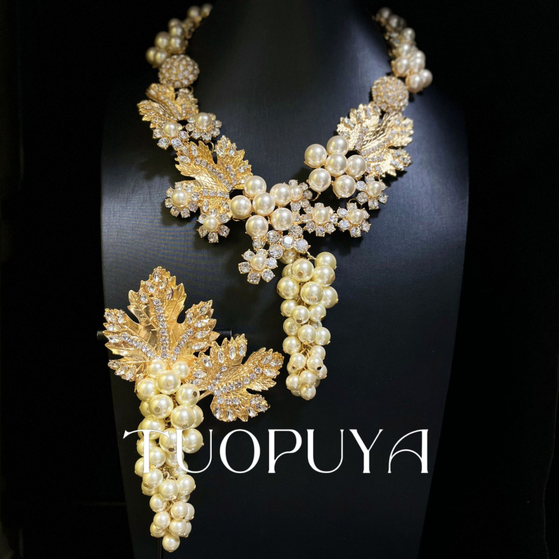 Francuska vintage ogrlica s kristalima i perlama, listasti corsage – legura, elektroplatina, niska od perli