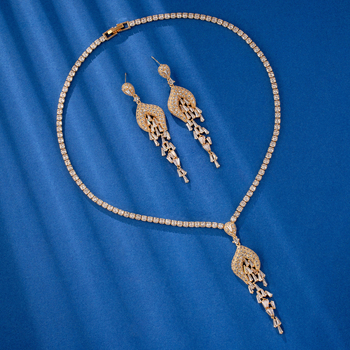 Set nakita: geometrijski naušnice s resicama i ogrlica, bakar, privjesak od cirkona, geometrijski dizajn, obični lančić