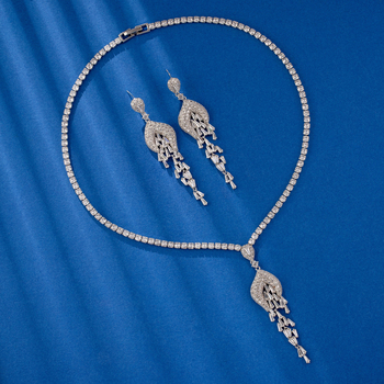 Set nakita: geometrijski naušnice s resicama i ogrlica, bakar, privjesak od cirkona, geometrijski dizajn, obični lančić