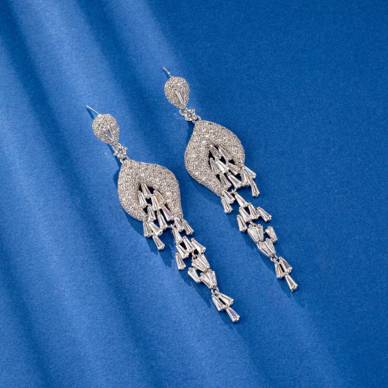 Set nakita: geometrijski naušnice s resicama i ogrlica, bakar, privjesak od cirkona, geometrijski dizajn, obični lančić