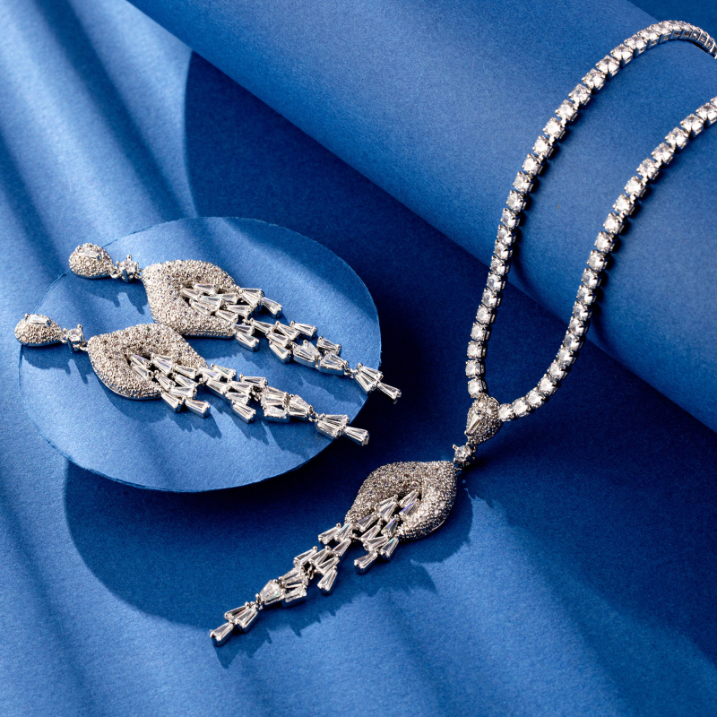 Set nakita: geometrijski naušnice s resicama i ogrlica, bakar, privjesak od cirkona, geometrijski dizajn, obični lančić