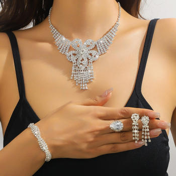 Ženski geometrijski ogrlica od bakarno-ionske legure, elektroplatirano, Rhinestone privjesak, običan lanac