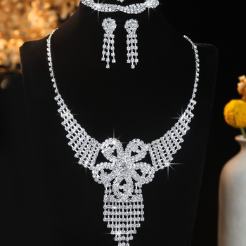 Ženski geometrijski ogrlica od bakarno-ionske legure, elektroplatirano, Rhinestone privjesak, običan lanac