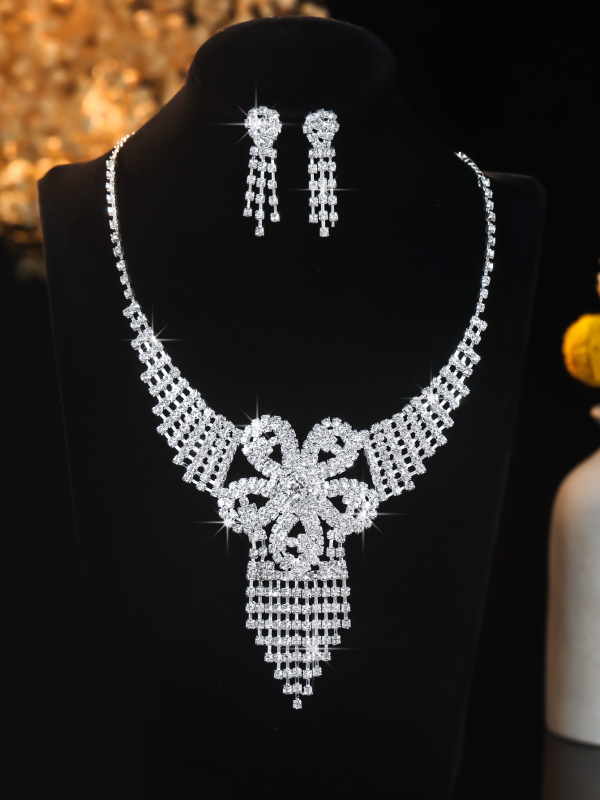 Ženski geometrijski ogrlica od bakarno-ionske legure, elektroplatirano, Rhinestone privjesak, običan lanac