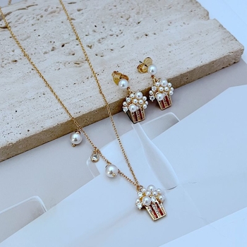 Set nakita: metalne naušnice i ogrlica, lanac u obliku križa, medaljon s kristalima i perlama, ženski stil, ljeto 2024
