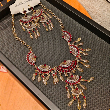 Set nakita: ogrlica i naušnice s kapljastim privjeskom, pozlaćena legura, dijamantno brušenje, dužina lanca 41–50 cm, etno retro stil