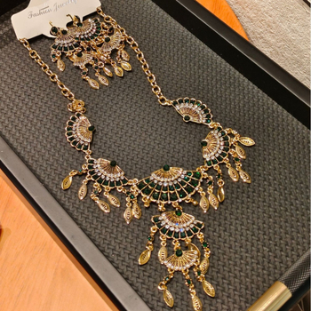Set nakita: ogrlica i naušnice s kapljastim privjeskom, pozlaćena legura, dijamantno brušenje, dužina lanca 41–50 cm, etno retro stil