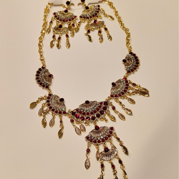 Set nakita: ogrlica i naušnice s kapljastim privjeskom, pozlaćena legura, dijamantno brušenje, dužina lanca 41–50 cm, etno retro stil