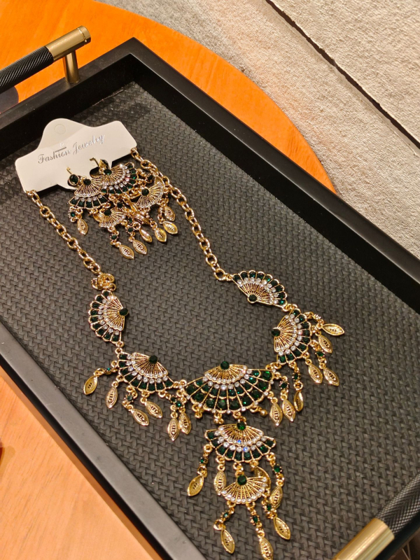 Set nakita: ogrlica i naušnice s kapljastim privjeskom, pozlaćena legura, dijamantno brušenje, dužina lanca 41–50 cm, etno retro stil