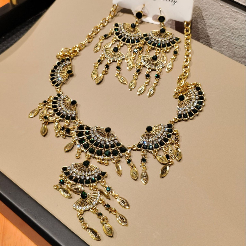 Set nakita: ogrlica i naušnice s kapljastim privjeskom, pozlaćena legura, dijamantno brušenje, dužina lanca 41–50 cm, etno retro stil