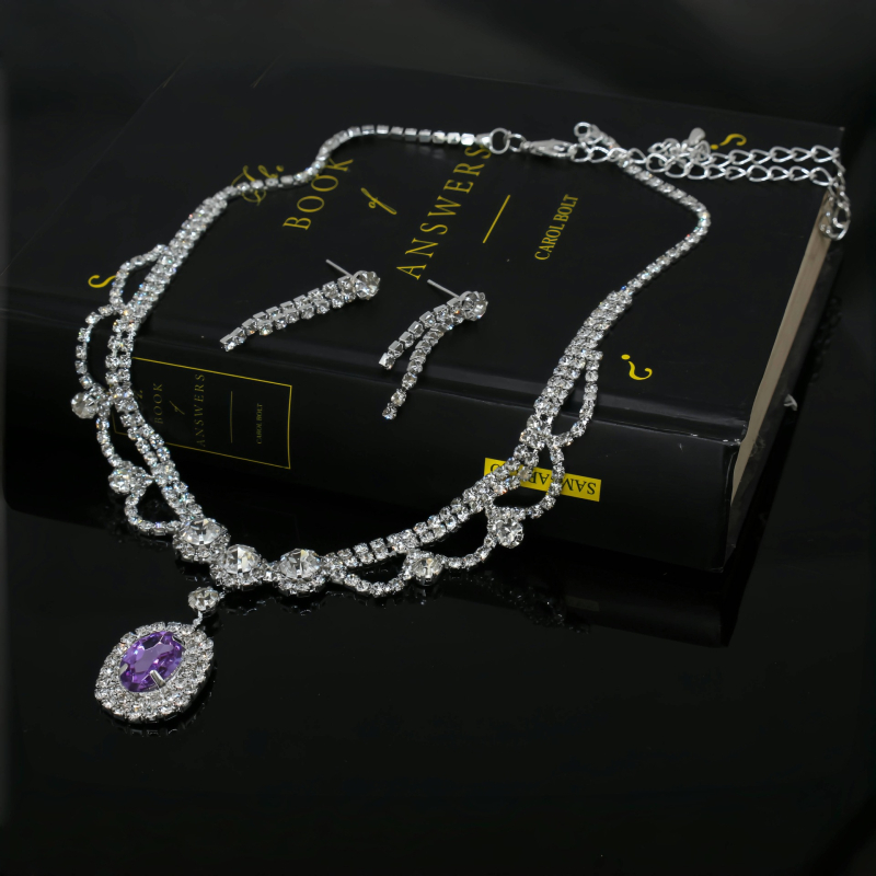 Dva dijela set nakita: ogrlica i naušnice; Materijal: bakrena legura; Privjesak materijal: kristal; Lanac: standardni lanac; Oblik: geometrijski; Marka: tecan