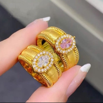 Galambtojás formájú gyűrű — ősi arany, velúr felület, drótozott textúra, geometriai dizájn