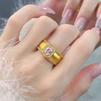 Galambtojás formájú gyűrű — ősi arany, velúr felület, drótozott textúra, geometriai dizájn