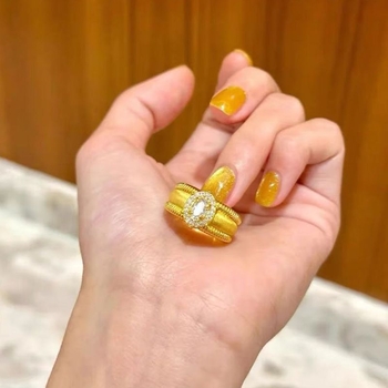 Galambtojás formájú gyűrű — ősi arany, velúr felület, drótozott textúra, geometriai dizájn