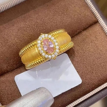 Galambtojás formájú gyűrű — ősi arany, velúr felület, drótozott textúra, geometriai dizájn