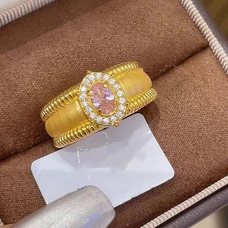 Galambtojás formájú gyűrű — ősi arany, velúr felület, drótozott textúra, geometriai dizájn