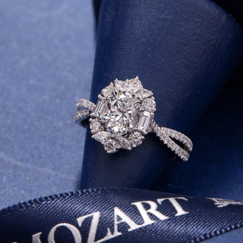 Prsten: 3-karatni umjetni rubin; imitacija moissanita; bakrena osnova; zlatno galvaniziran s umjetnim kamenjem; otvoreni dizajn, lagani luksuz; za žene