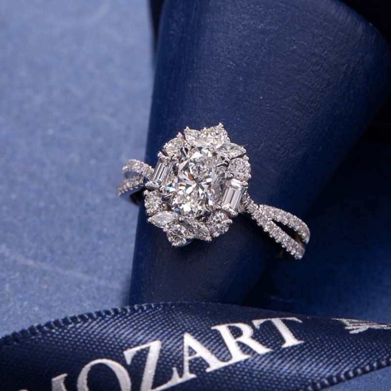 Prsten: 3-karatni umjetni rubin; imitacija moissanita; bakrena osnova; zlatno galvaniziran s umjetnim kamenjem; otvoreni dizajn, lagani luksuz; za žene