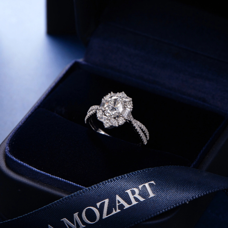 Prsten: 3-karatni umjetni rubin; imitacija moissanita; bakrena osnova; zlatno galvaniziran s umjetnim kamenjem; otvoreni dizajn, lagani luksuz; za žene