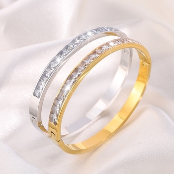 Titánacél karkötő Moissanit kövekkel, vákuumos elektroplatolás — Anyag: titánacél; Súly: 19 g; Márka: Haiyi Jewelry